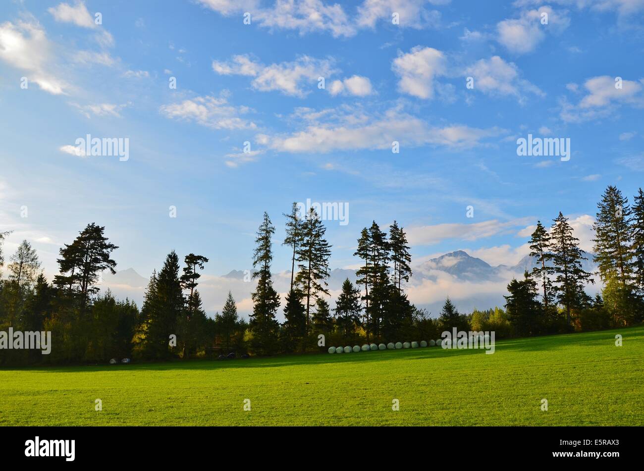 Al di sopra della valle dell'Inn vista del Northern rage di Karwendel autunno bella cielo nuvoloso prima del tramonto Foto Stock