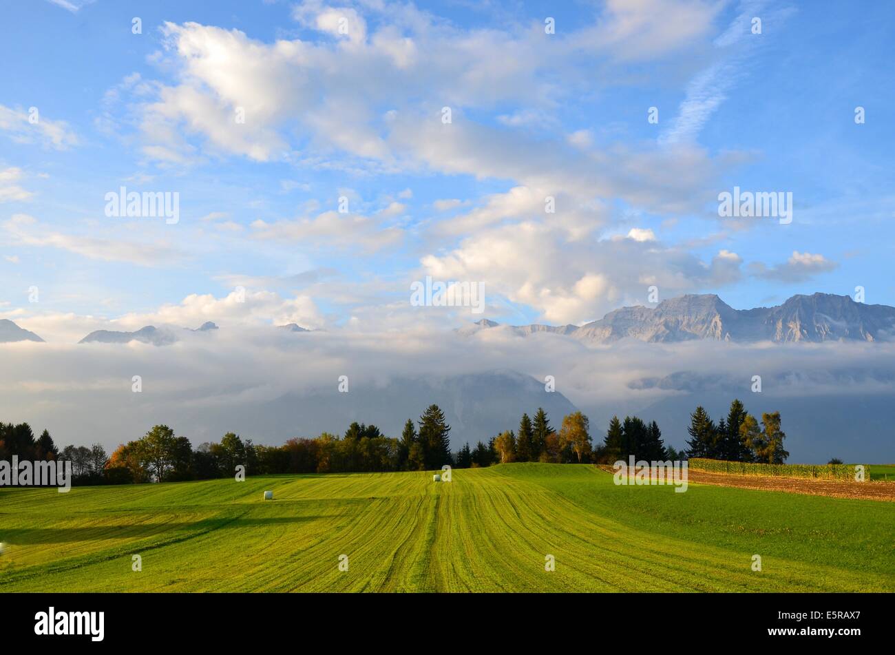 Sopra la locanda vista valle della gamma settentrionale del Karwendel autunno bello cielo nuvoloso Foto Stock