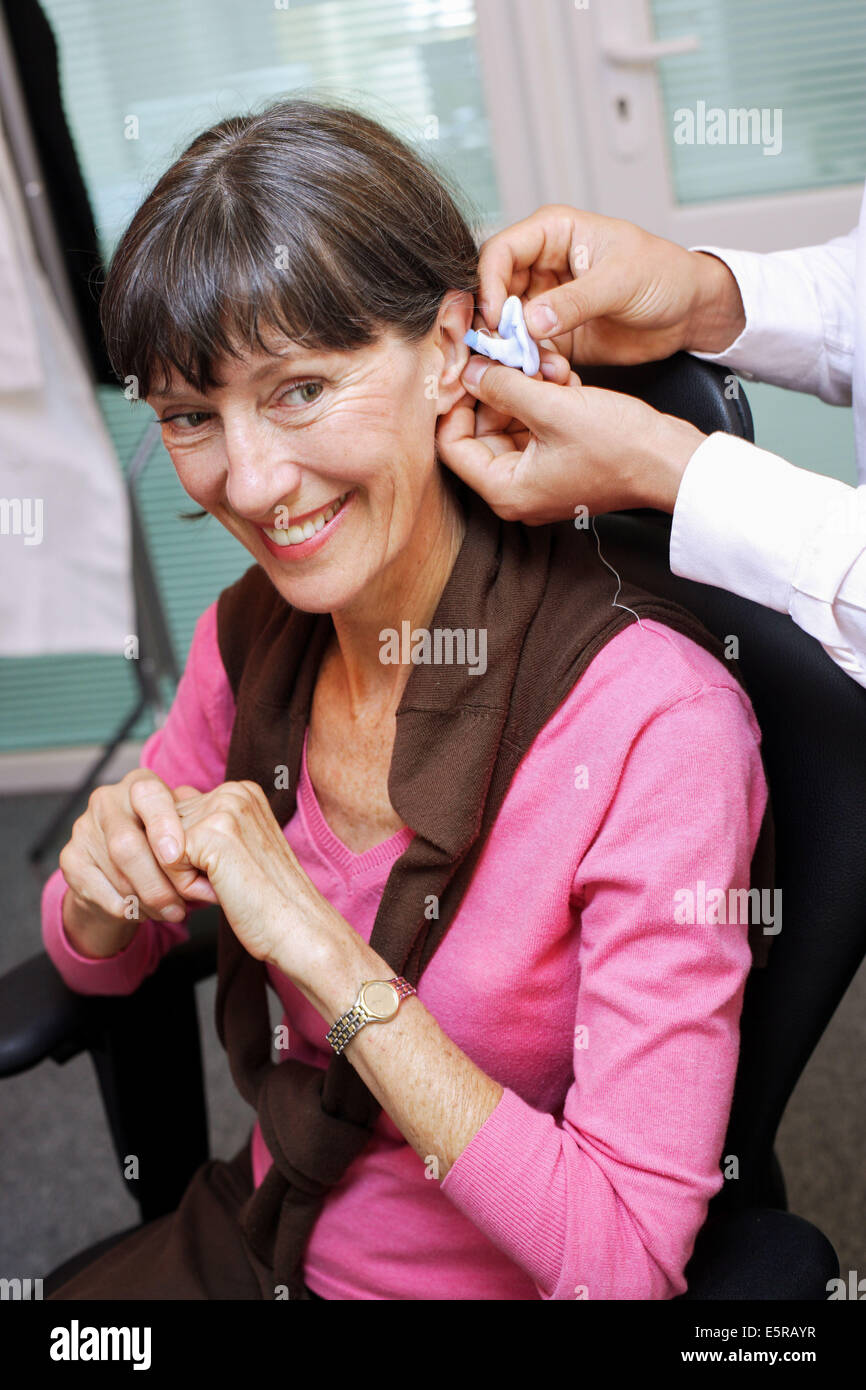 Hearing Aid specialista che una impronta del canale uditivo e timpano del paziente prima di fare la protesi. Foto Stock