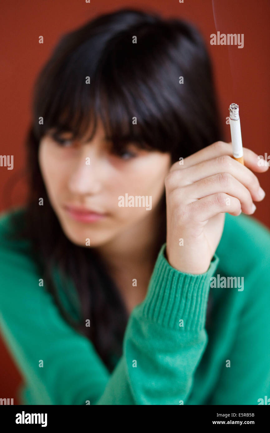 Ragazza adolescente di fumare una sigaretta. Foto Stock