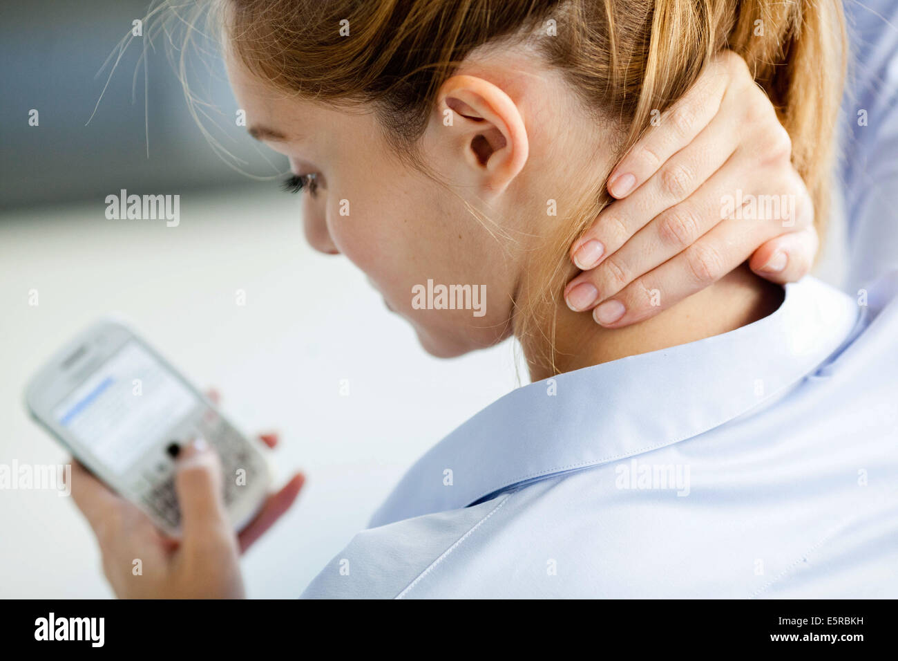 La donna che soffre di dolori al collo, testo del collo. Foto Stock