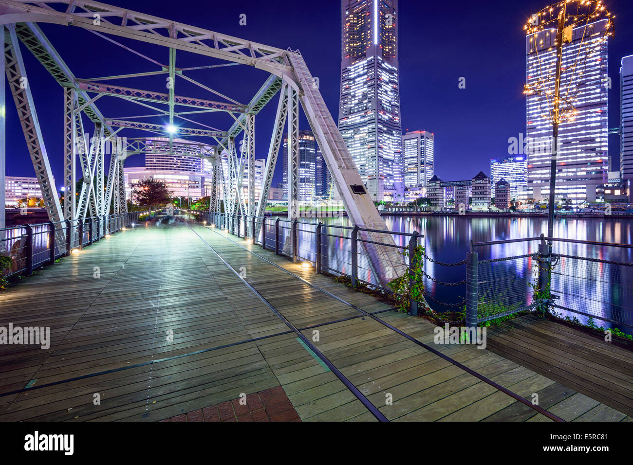 Yokohama, Giappone a Minato Mirai park e il ponte pedonale. Foto Stock