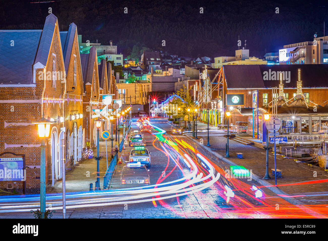 HAKODATE, Giappone - 24 ottobre 2012: il traffico passa il warehouse district. La città ha aperto nel 1859 come uno dei primi ristorante Foto Stock