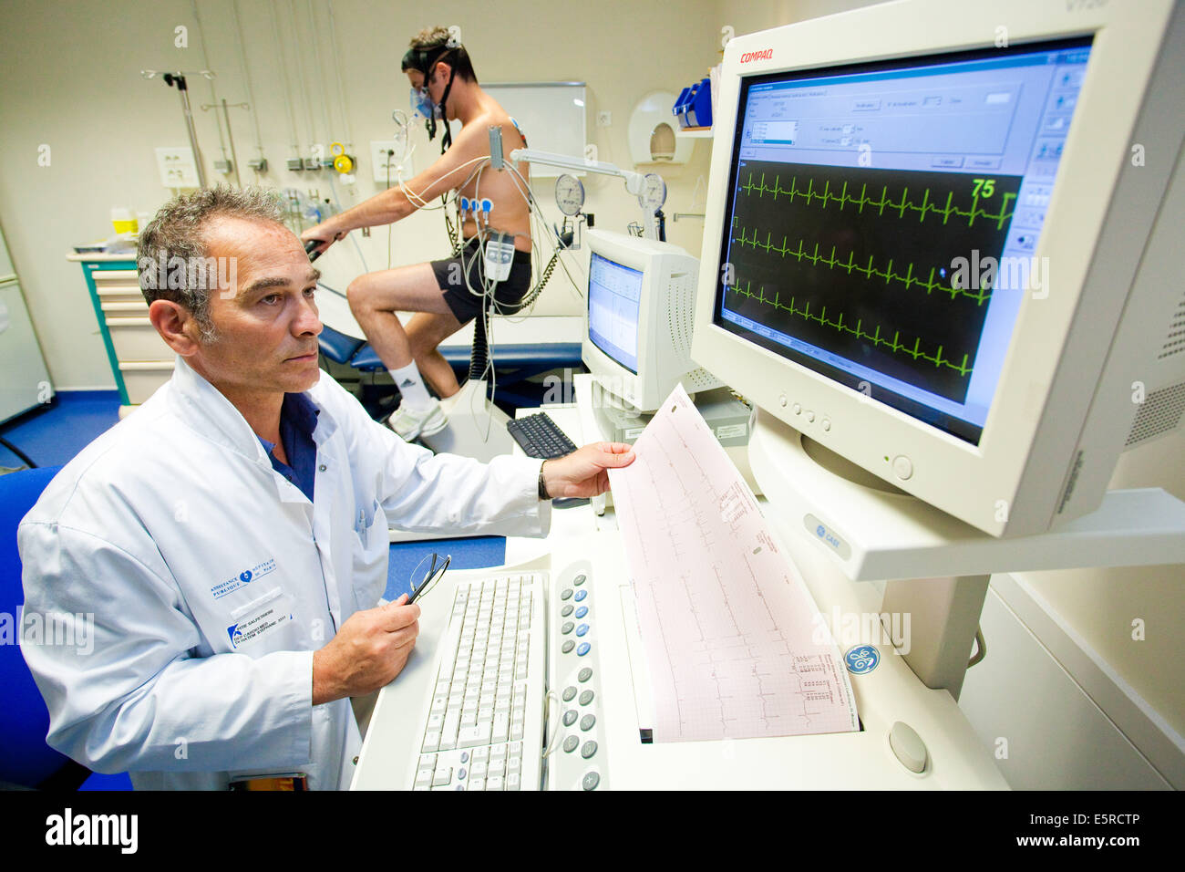 Uomo cuore sottoposti a test di stress e funzione polmonare test, Dipartimento di Cardiologia Ospedale Pitie-Salpetriere, Parigi, Francia. Foto Stock