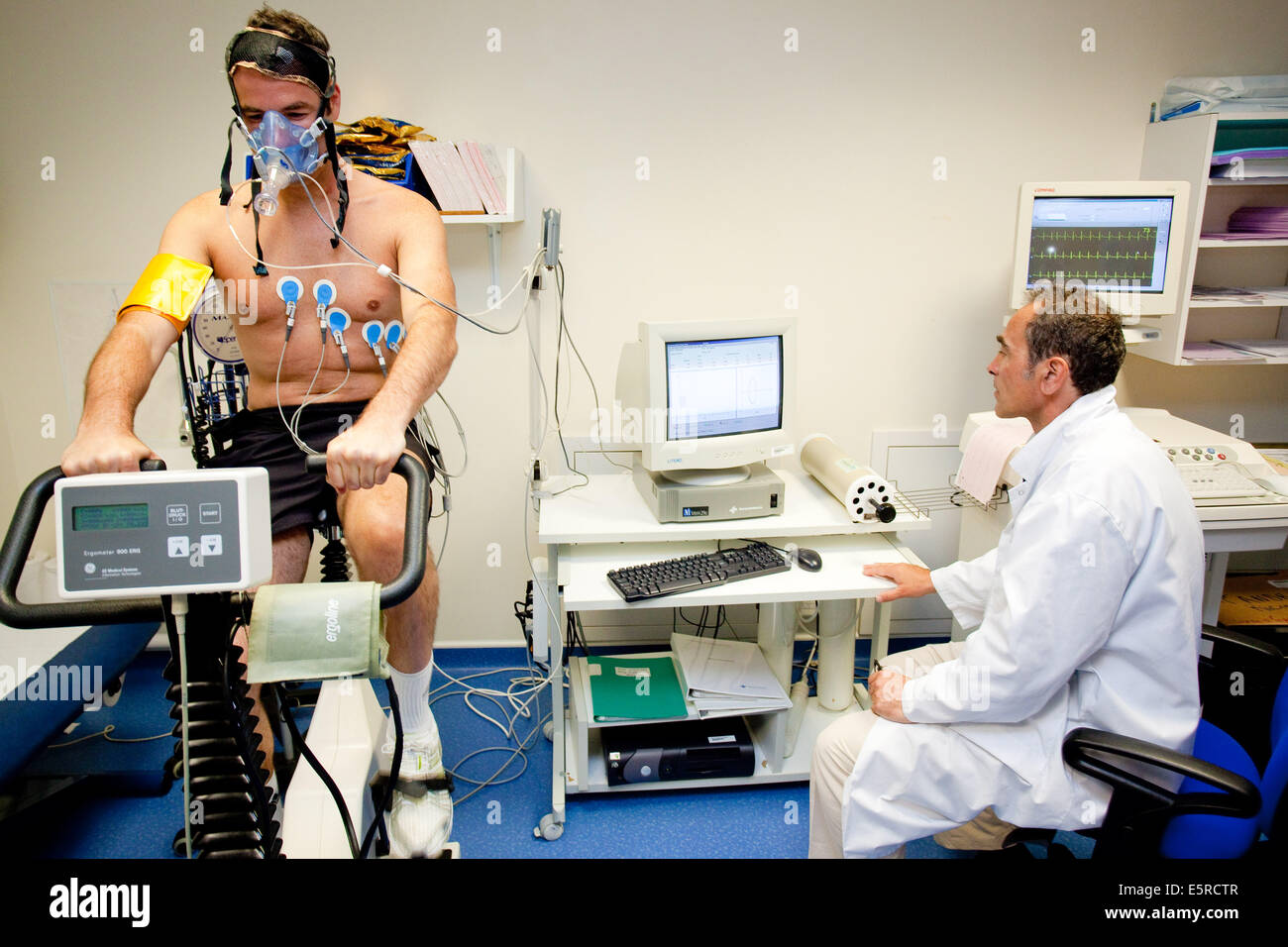 Uomo cuore sottoposti a test di stress e funzione polmonare test, Dipartimento di Cardiologia Ospedale Pitie-Salpetriere, Parigi, Francia. Foto Stock