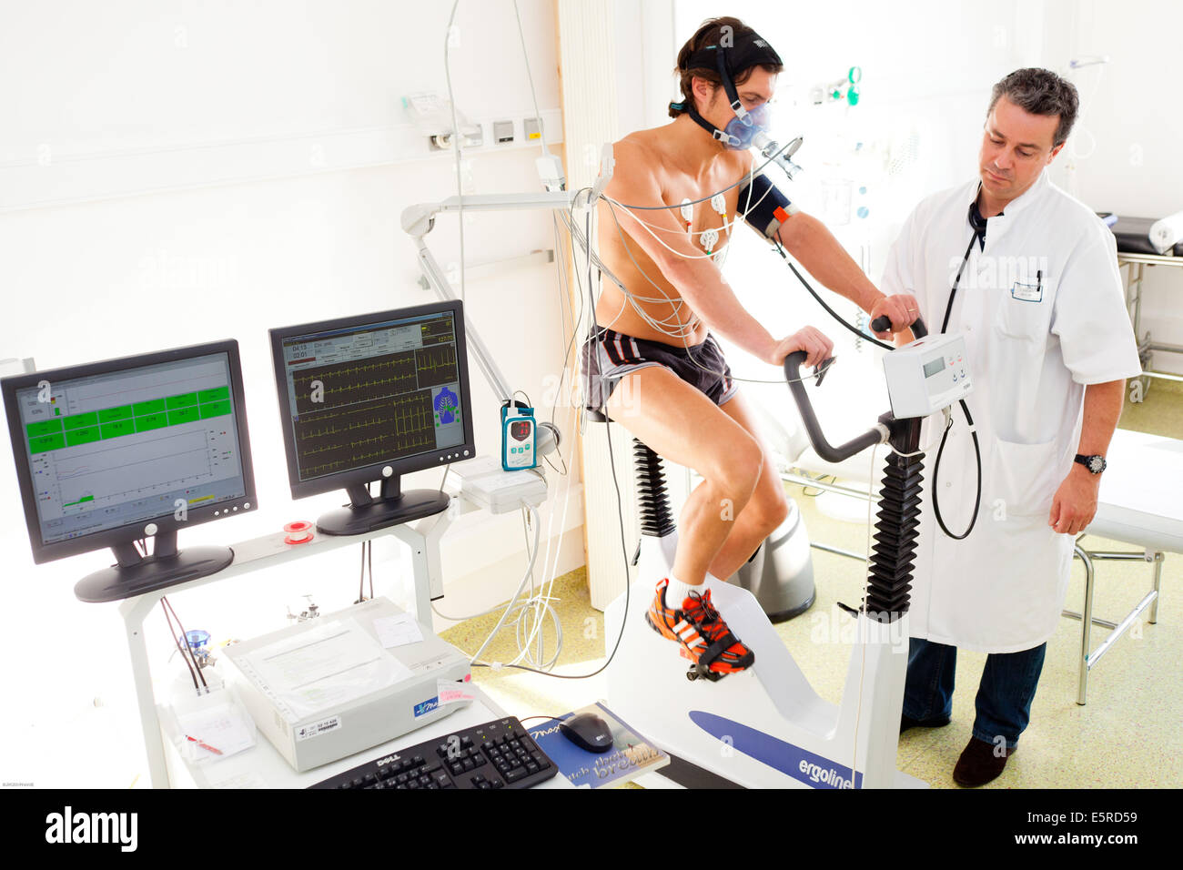 L'uomo sottoposto ad un test di stress e di una funzione polmonare test, malattie respiratorie dipartimento, ospedale di Limoges, Francia. Foto Stock
