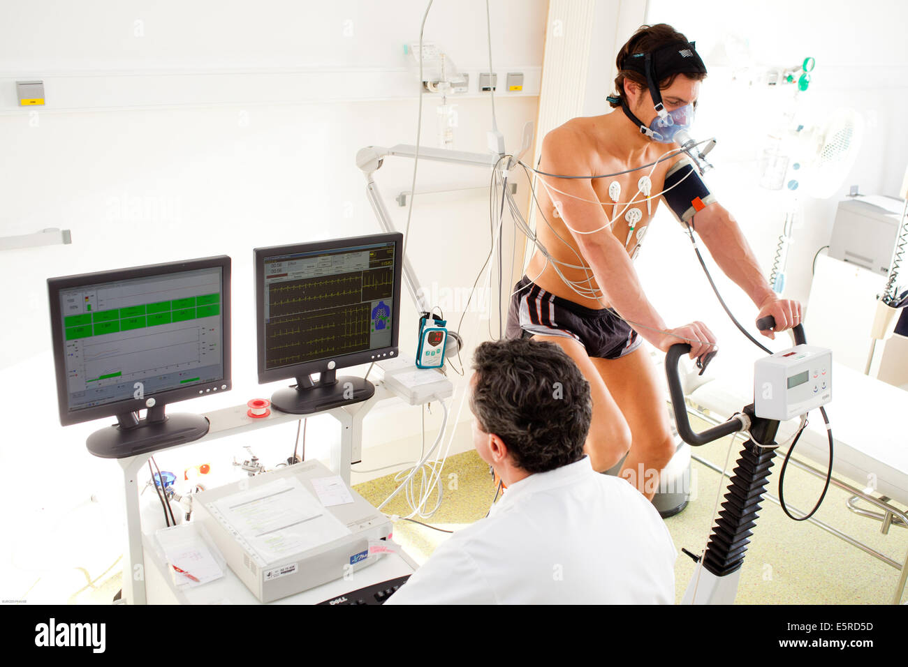 L'uomo sottoposto ad un test di stress e di una funzione polmonare test, malattie respiratorie dipartimento, ospedale di Limoges, Francia. Foto Stock