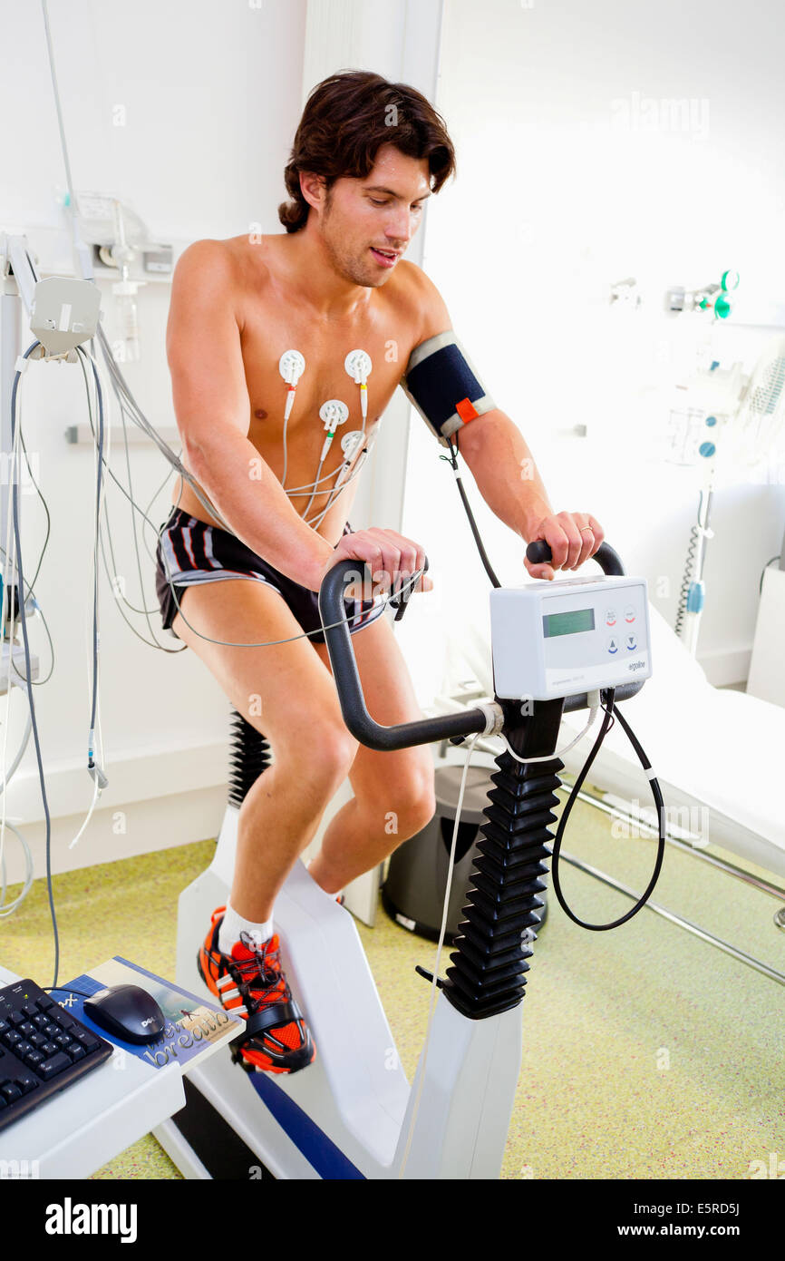 L'uomo sottoposto ad un test di stress e di una funzione polmonare test, malattie respiratorie dipartimento, ospedale di Limoges, Francia. Foto Stock