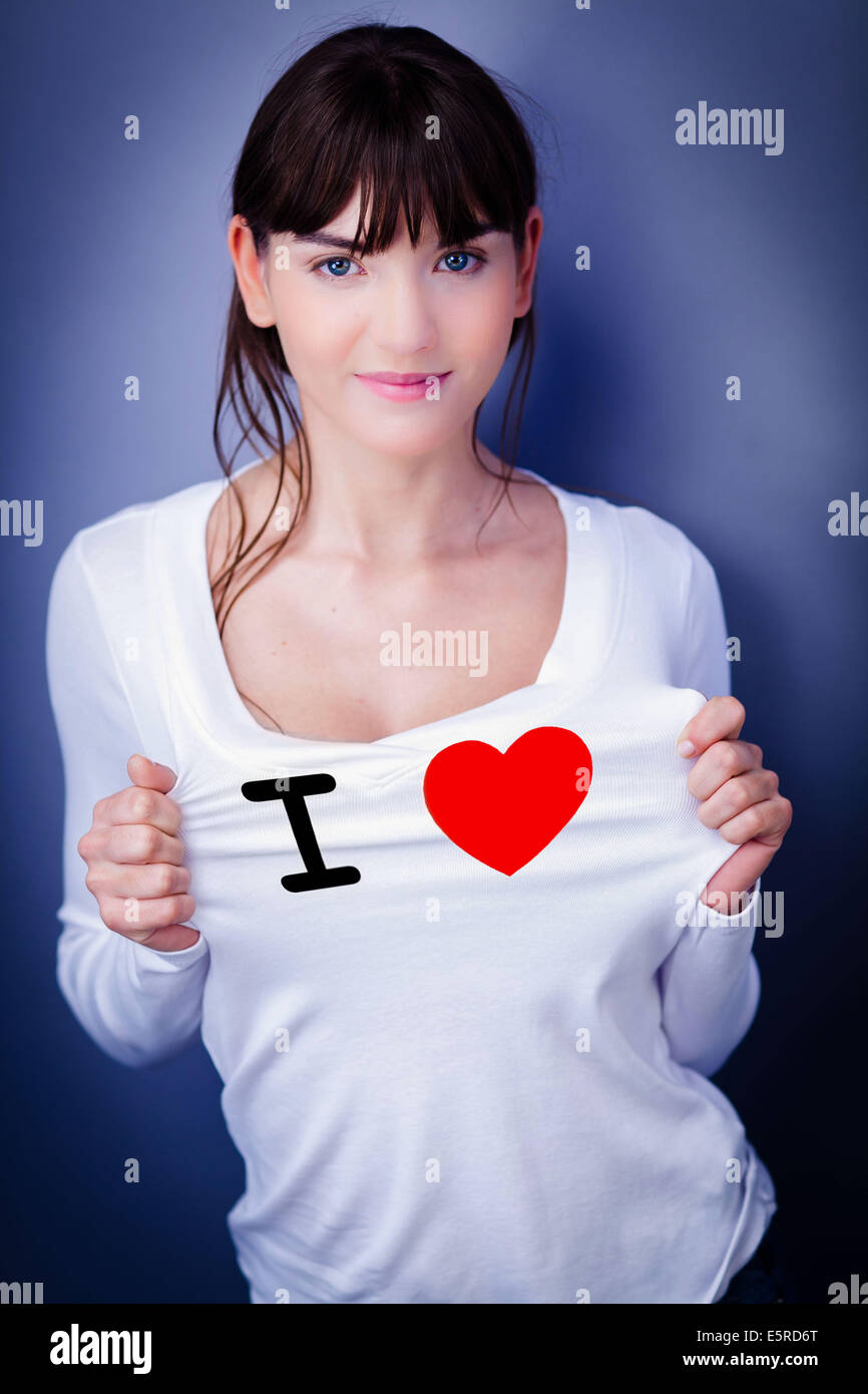 Donna che indossa una maglietta scritto : Io amo. Foto Stock