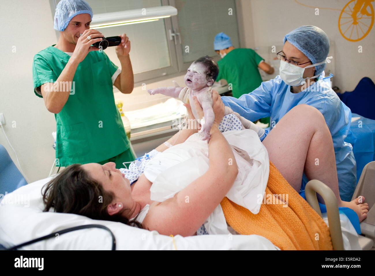 Donna in camera del lavoro durante la consegna, ostetricia e ginecologia, Saintonges ospedale, Saintes, Francia. Foto Stock