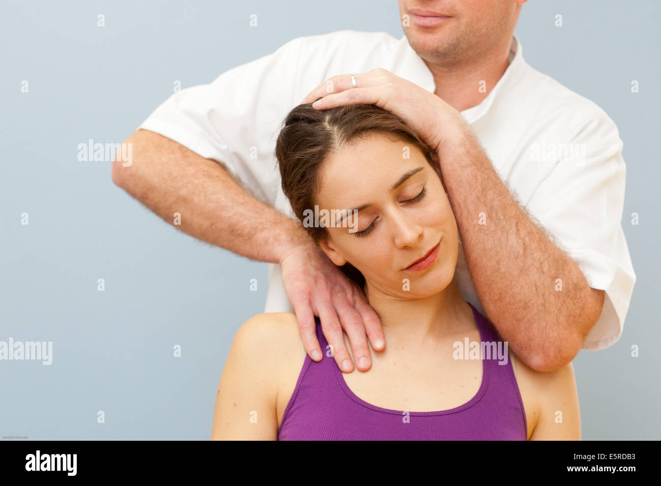 Osteopatia strutturale di sessione in una donna che soffriva di dolori al collo. Foto Stock