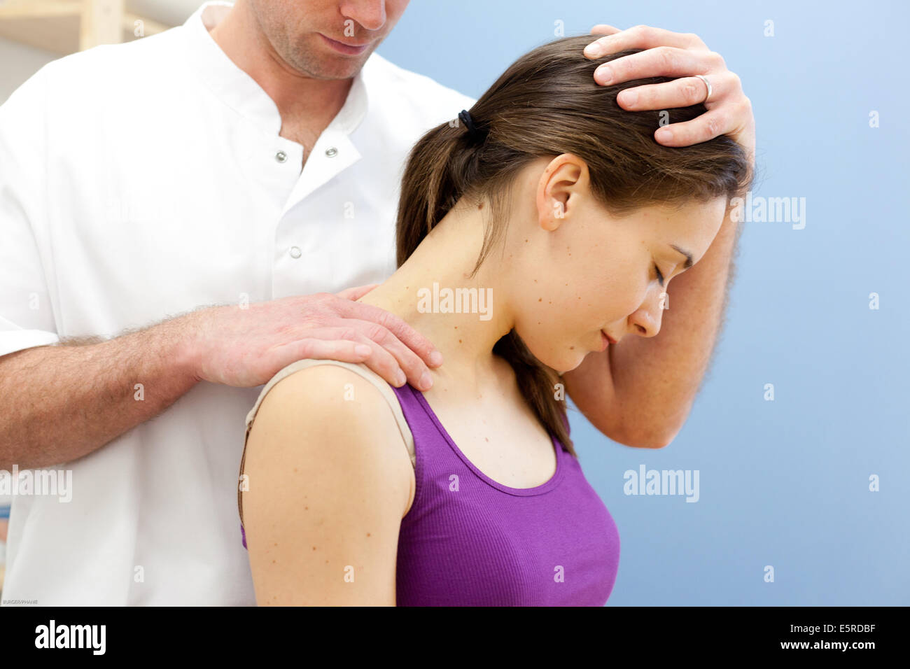 Osteopatia strutturale di sessione in una donna che soffriva di dolori al collo. Foto Stock