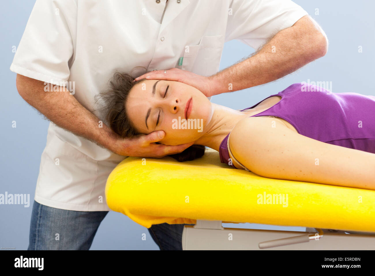 Osteopatia strutturale di sessione in una donna che soffriva di dolori al collo. Foto Stock