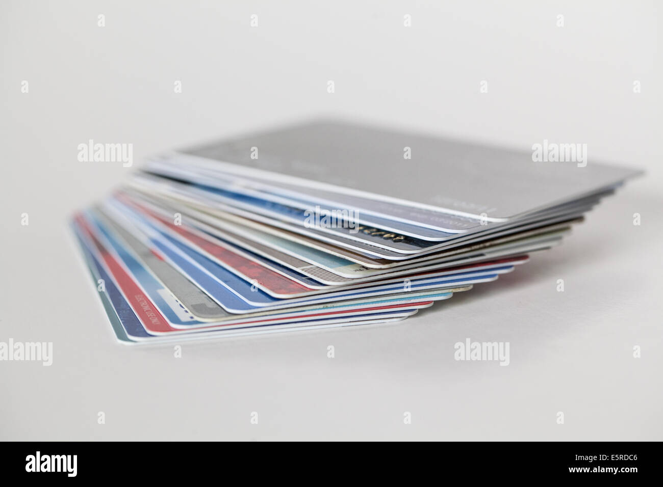 Una pila di carte di credito Foto Stock