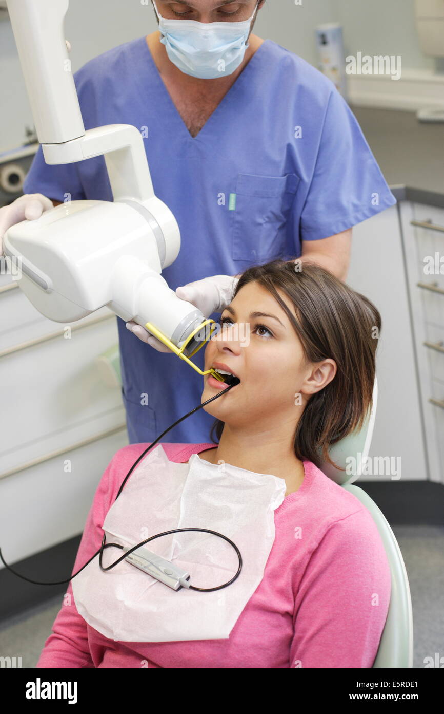 Dentista esegue un dente raggi x. Foto Stock