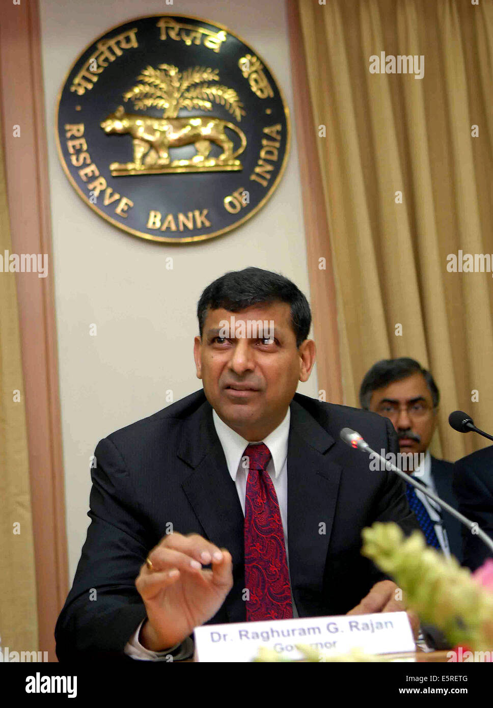 Mumbai, India. 5 Ago, 2014. In India la banca centrale Reserve Bank of India governatore Raghuram Rajan parla durante una conferenza stampa in Mumbai, India, e il Agosto 5, 2014. In India la banca centrale dice che vede segni di ripresa in Asia la terza più grande economia anche nella stagione dei monsoni, che è di fondamentale importanza per l'agricoltura. RBI martedì mantenuto il tasso repo invariato al 8 per cento, come previsto durante la riduzione legale di liquidity ratio (SLR) di 50 punti base (0,50%) a 22%. © Stringer/Xinhua/Alamy Live News Foto Stock