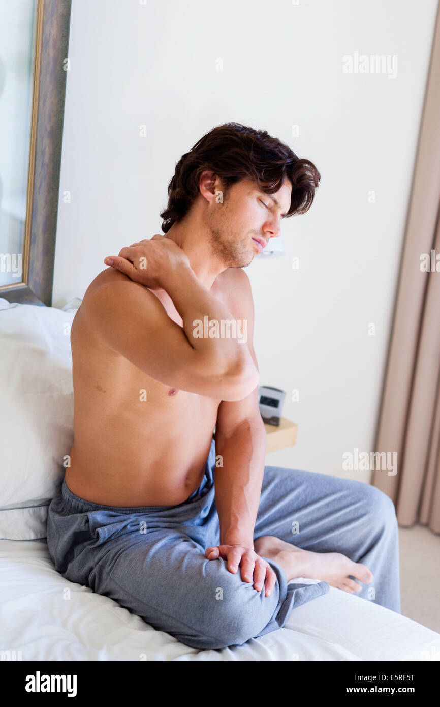 L uomo che soffre di dolori al collo. Foto Stock