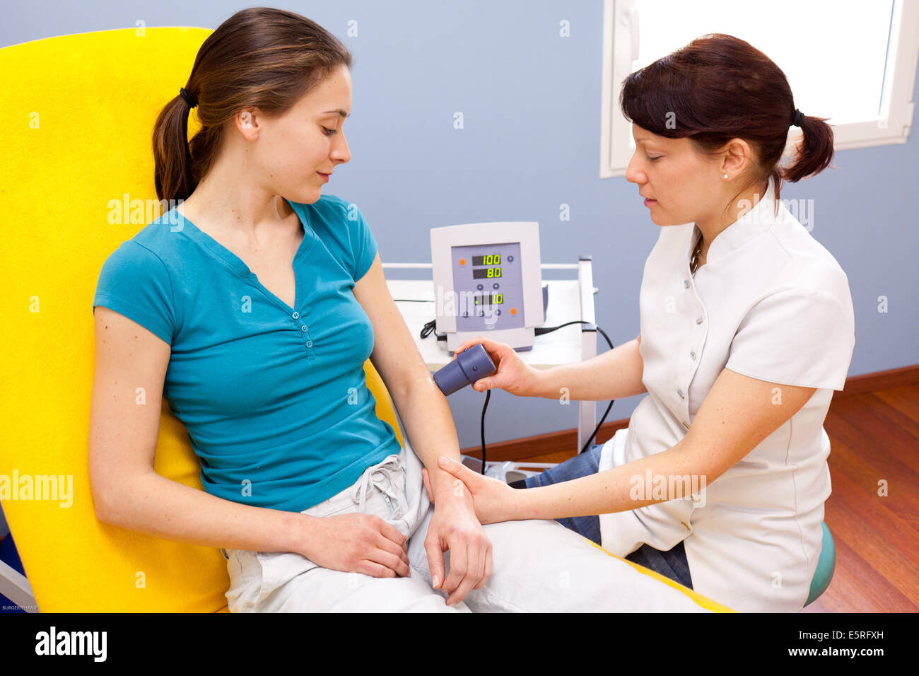 Ultrasuoni fisioterapia : trattamento del gomito del tennista con ultrasuoni. Foto Stock