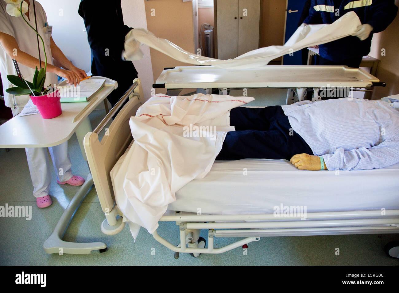 Trasferimento del paziente morto alla camera mortuaria, Cure Palliative dipartimento, ospedale di puteaux, Francia. Foto Stock