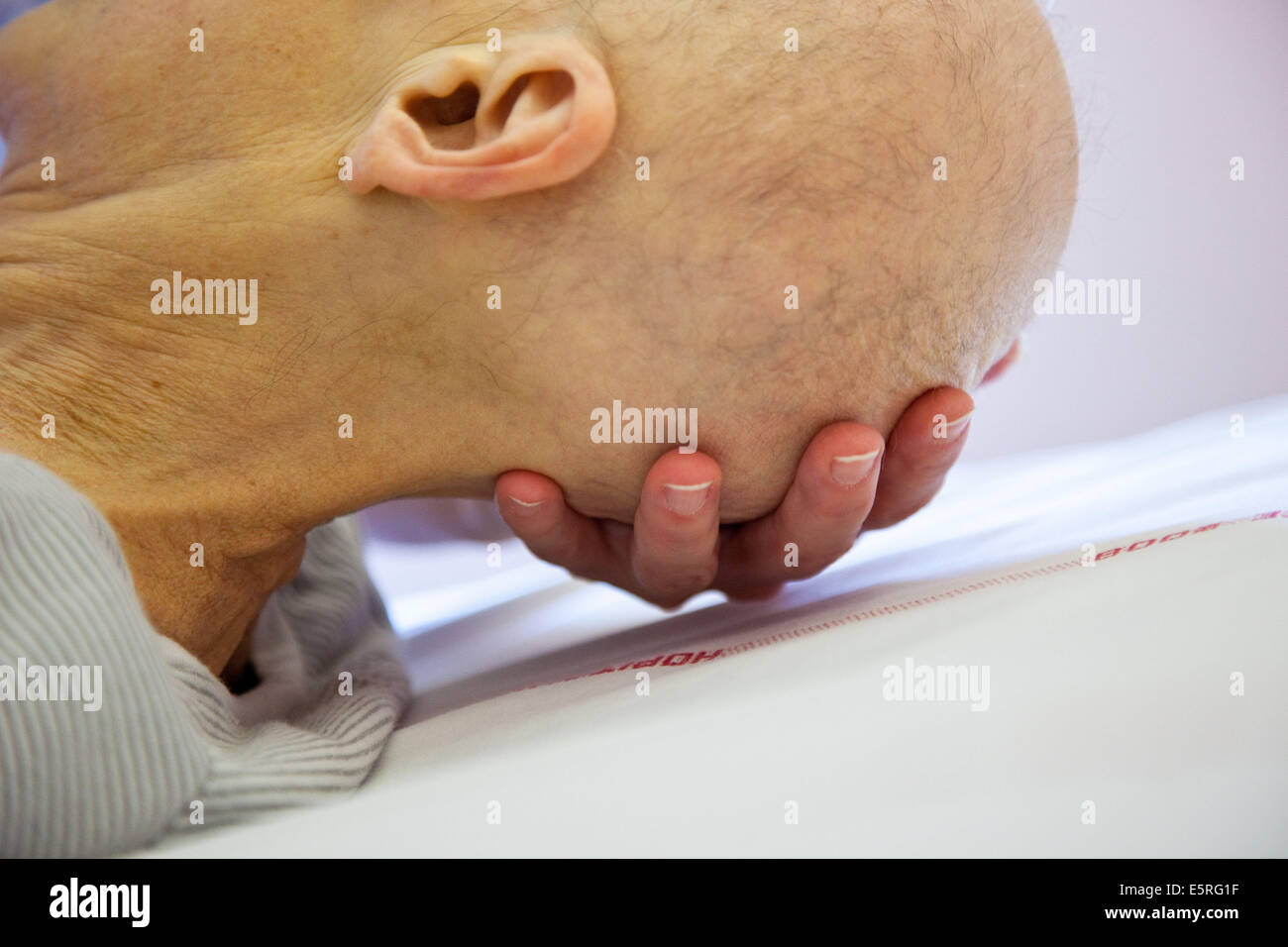 Infermiere al letto del paziente, le cure palliative dipartimento, ospedale di puteaux, Francia. Foto Stock
