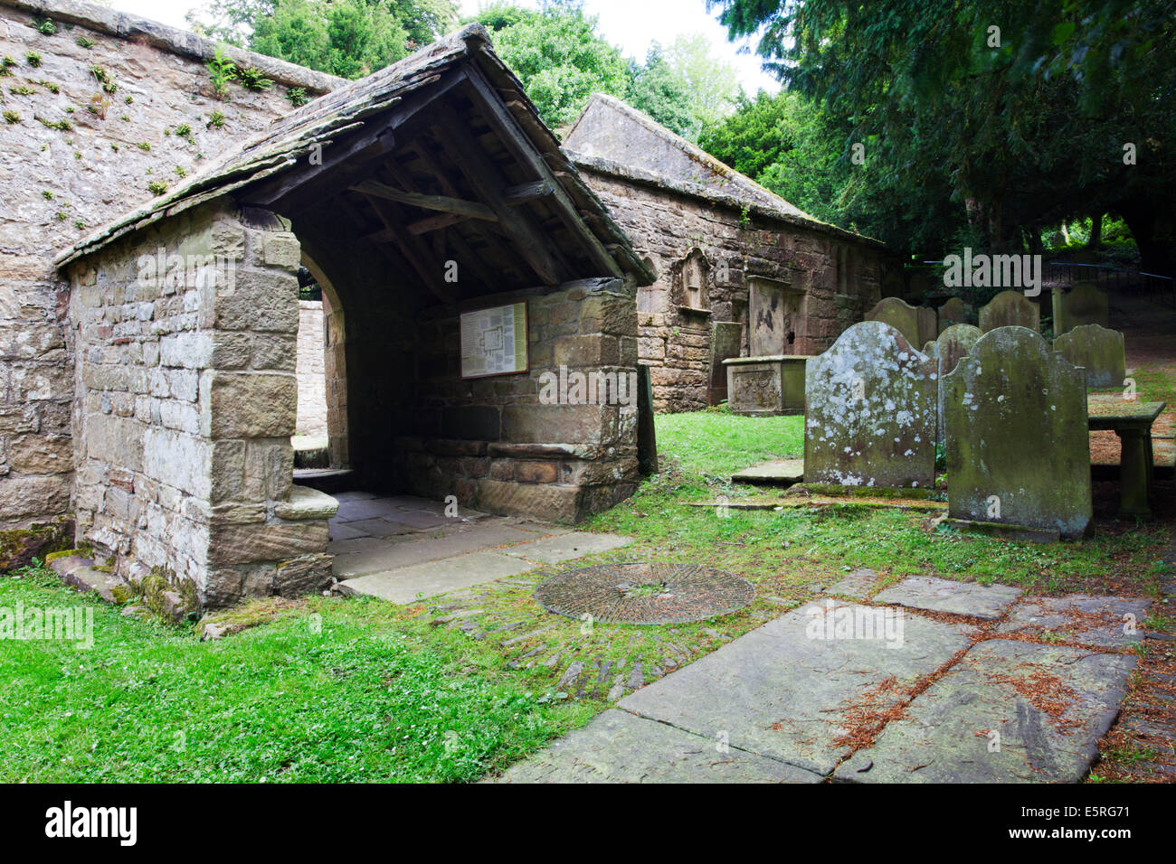 Portico di Old St Marys Chiesa ponte Pateley North Yorkshire, Inghilterra Foto Stock