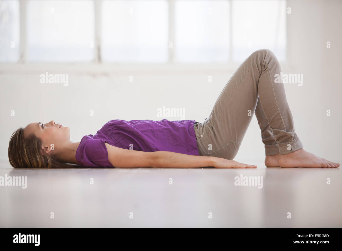 Donna che esercitano sul pavimento. Foto Stock