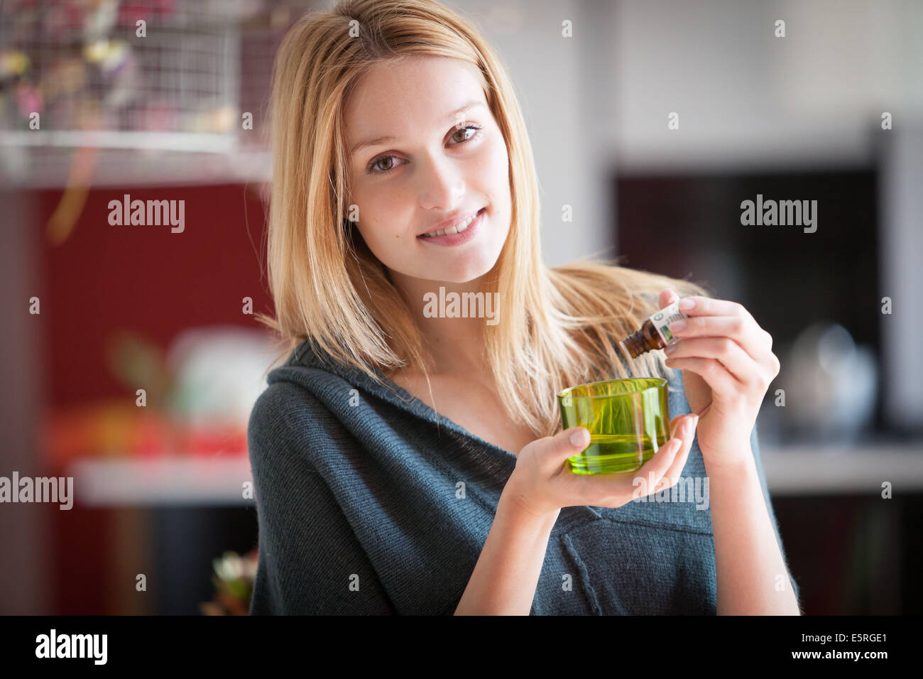 Donna che utilizza olio essenziale. Foto Stock