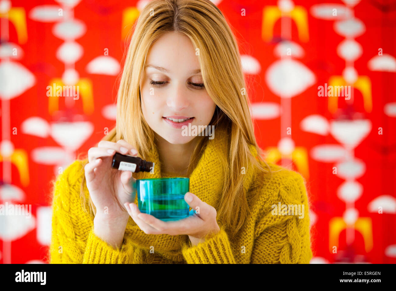 Donna che utilizza olio essenziale. Foto Stock