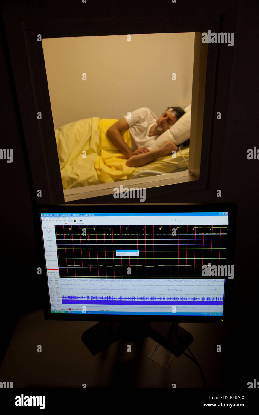 L'uomo sottoposto a esame polysomnographic, Lariboisiere hospital, Parigi. Foto Stock