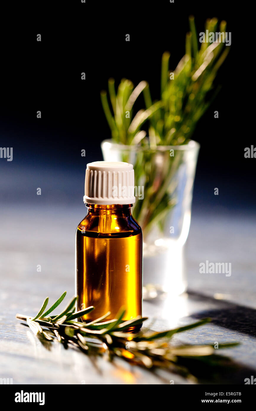 Bottiglia di olio essenziale di rosmarino. Foto Stock