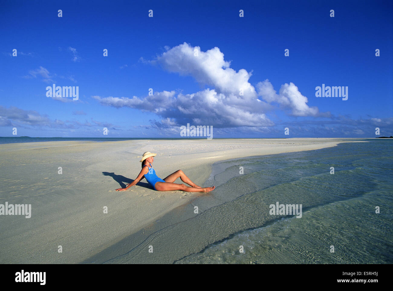 Donna su Beach sull'isola di Aitutaki nelle isole Cook, Oceano Pacifico del Sud Foto Stock
