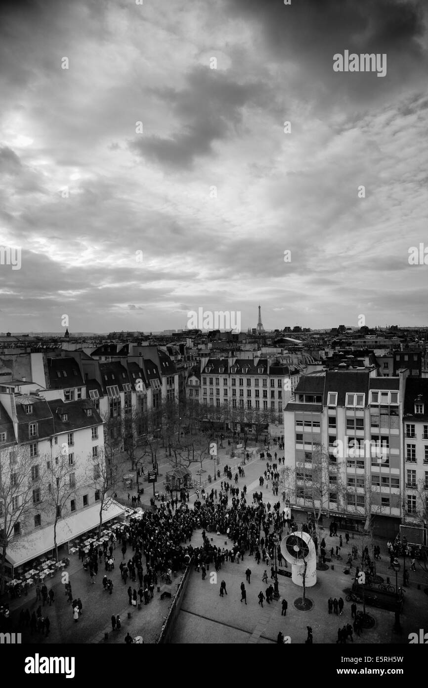 Vista del cortile del Centro Georges Pompidou (Beaubourg) di Parigi. Foto Stock
