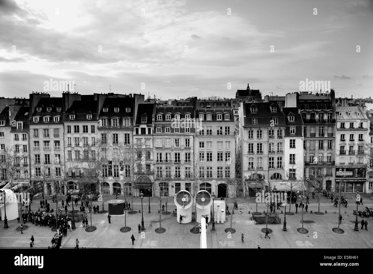 Vista del cortile del Centro Georges Pompidou (Beaubourg) di Parigi. Foto Stock