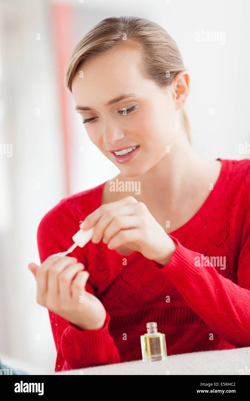 Donna applicando il polacco sulle unghie. Foto Stock