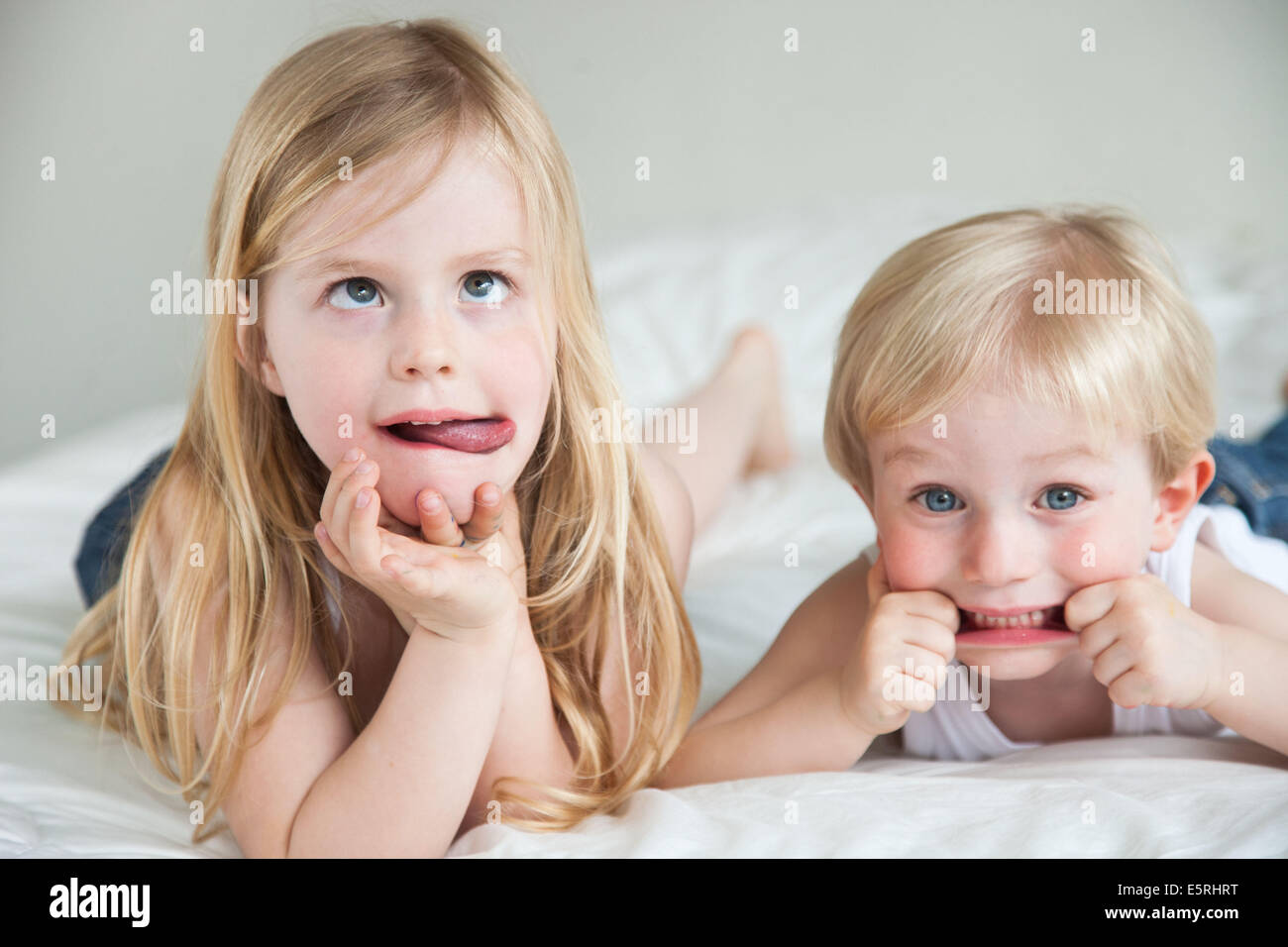 Fratello e Sorella rendendo volti. Foto Stock