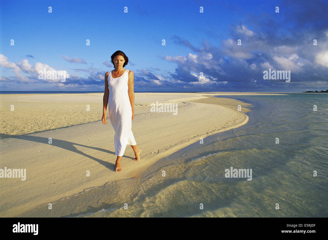 Donna sull'isola di Aitutaki nelle isole Cook, Sud Pacifico Foto Stock
