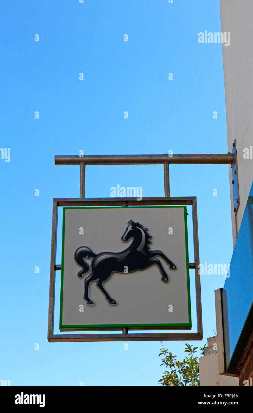 Il segno del cavallo nero al di fuori di Lloyds TSB Bank a Cromer, Norfolk, Inghilterra, Regno Unito. Foto Stock