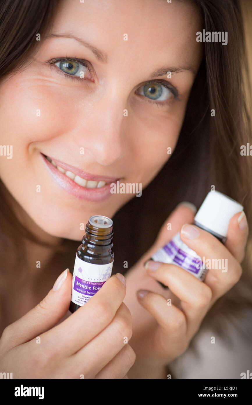Donna che utilizza olio essenziale. Foto Stock