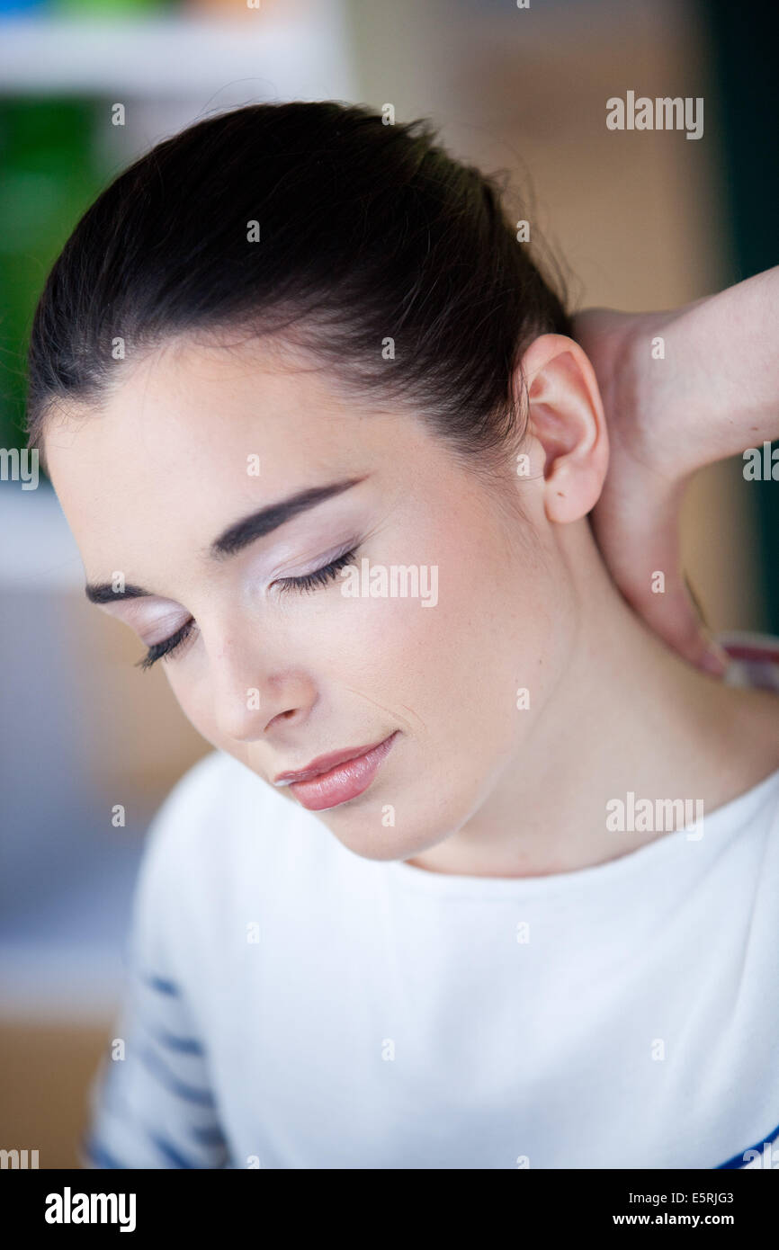 La donna che soffre di dolori al collo. Foto Stock