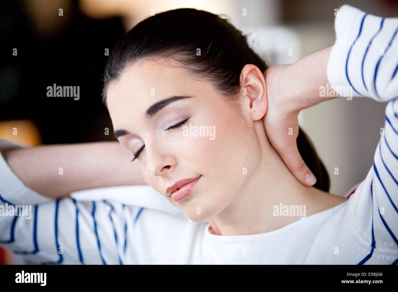 La donna che soffre di dolori al collo. Foto Stock