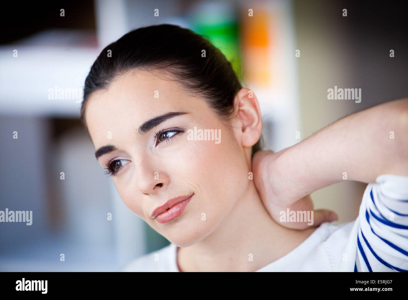 La donna che soffre di dolori al collo. Foto Stock