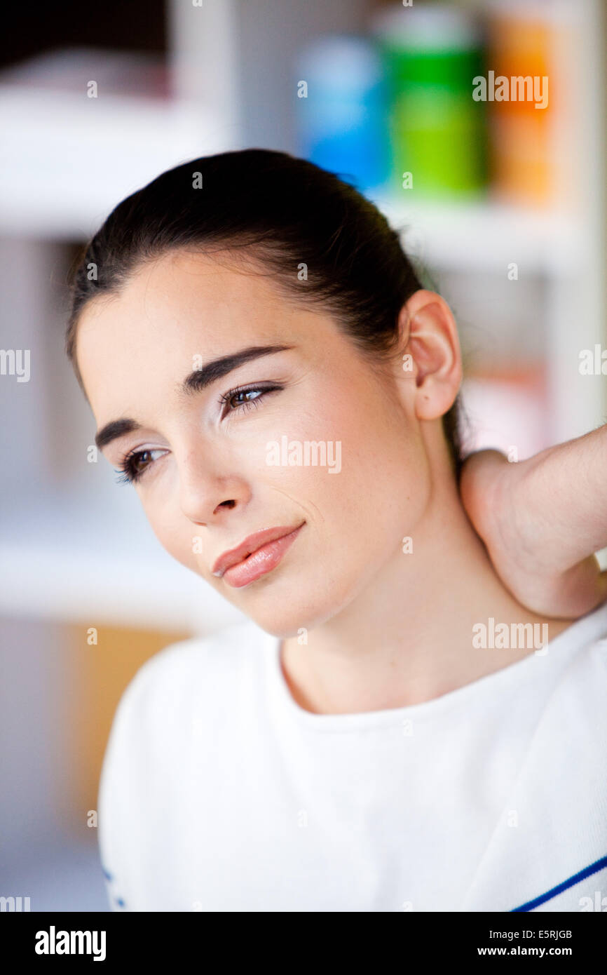 La donna che soffre di dolori al collo. Foto Stock