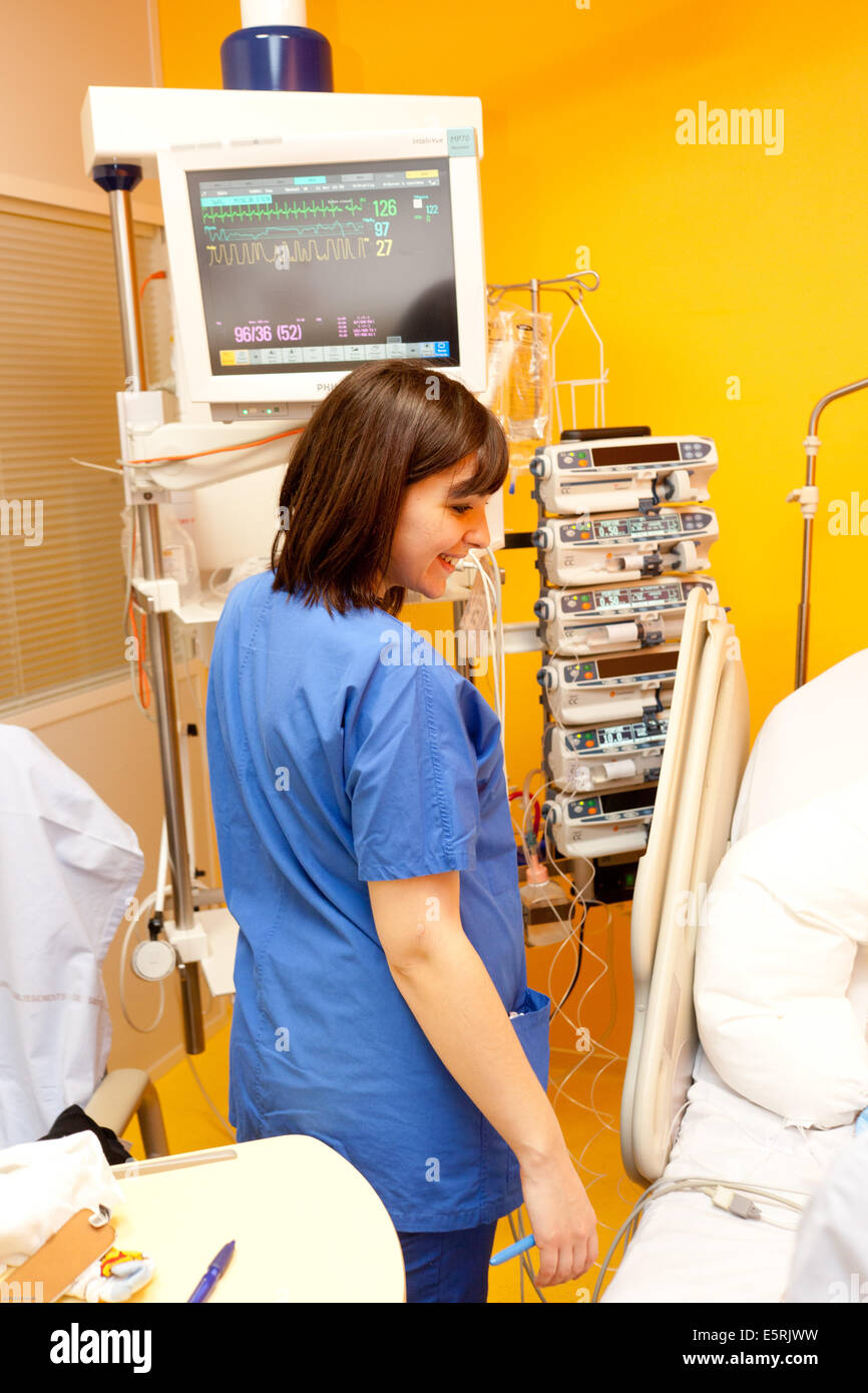Infermiera in pazienti pediatrici di terapia intensiva e unità di cura intensiva, ospedale di Bordeaux, Francia. Foto Stock