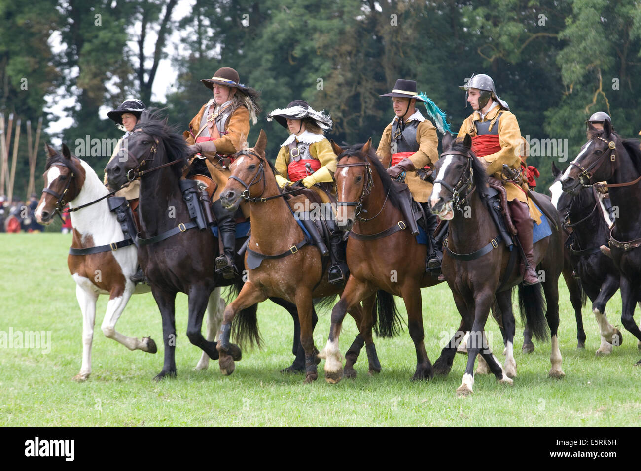 Xvii secolo re promulgazione della guerra civile inglese tra i Roundheads e Cavalieri Foto Stock