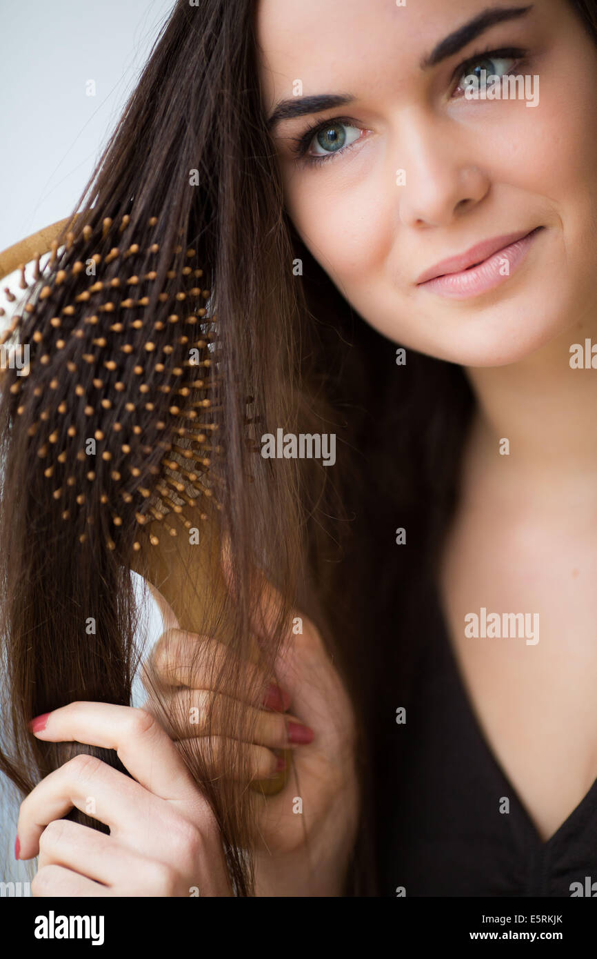 Donna spazzolare i capelli. Foto Stock