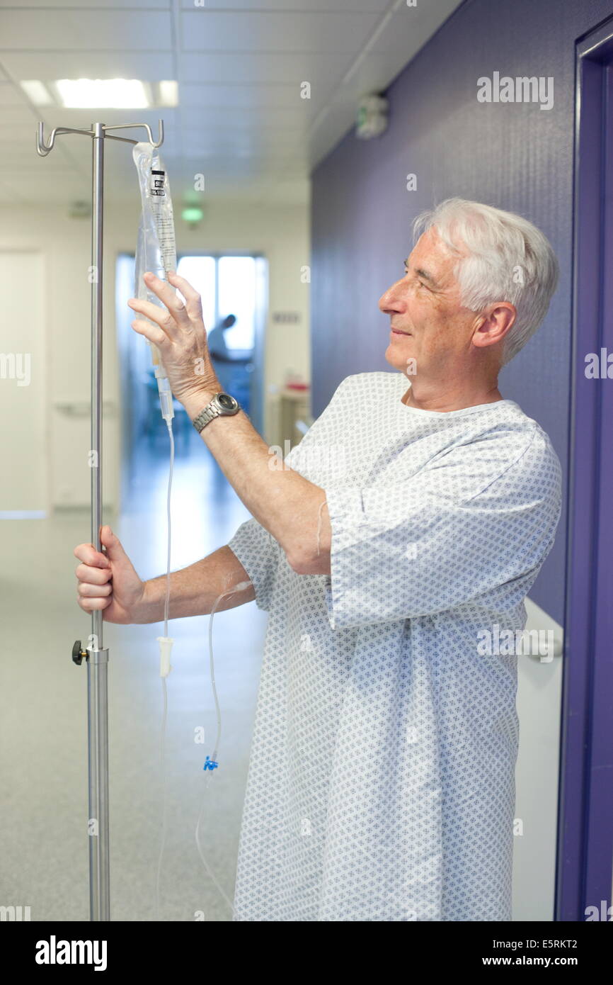 65 anno vecchio ricoverato in ospedale. Foto Stock