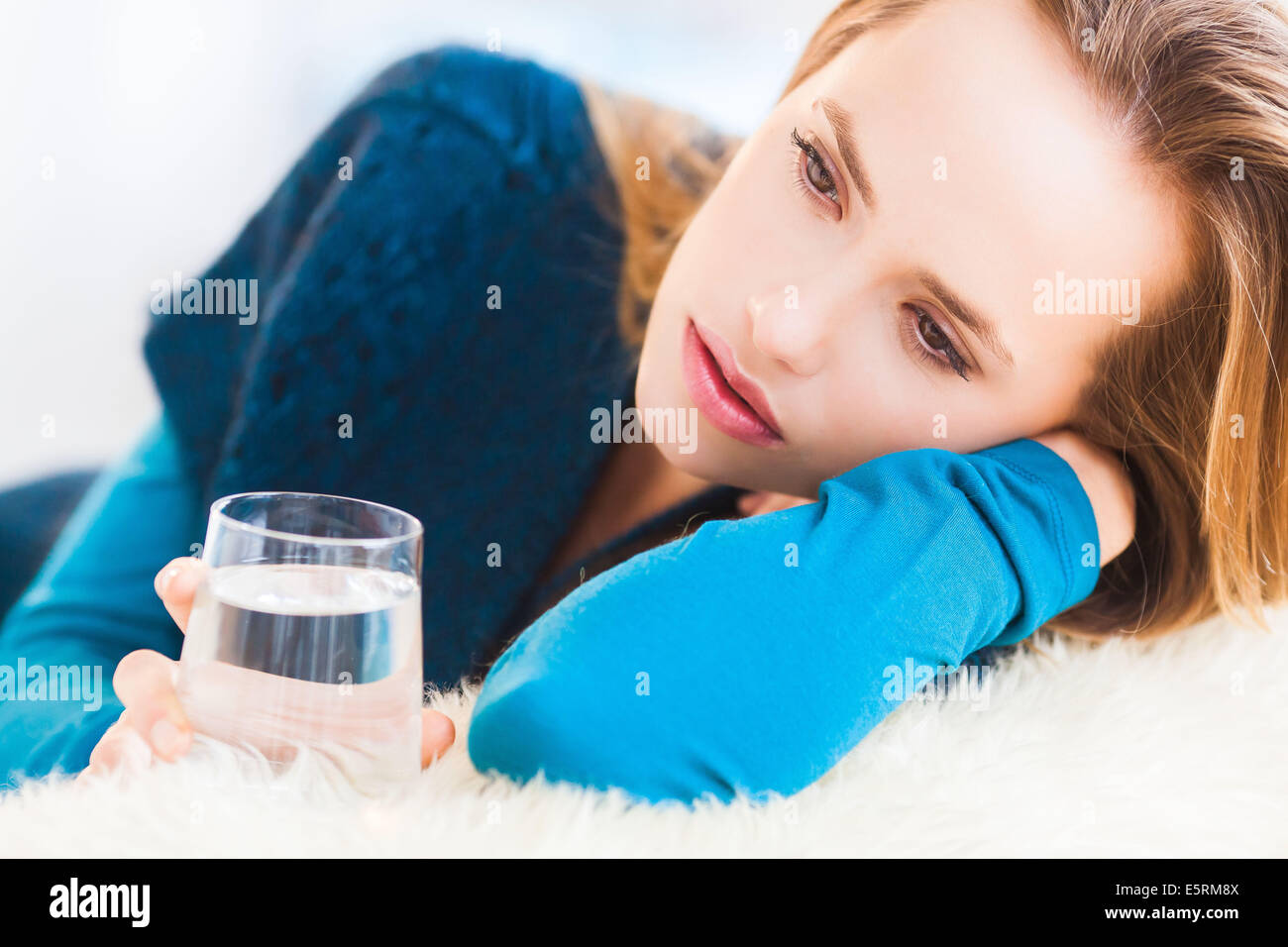 Donna che mantiene un bicchiere d'acqua. Foto Stock