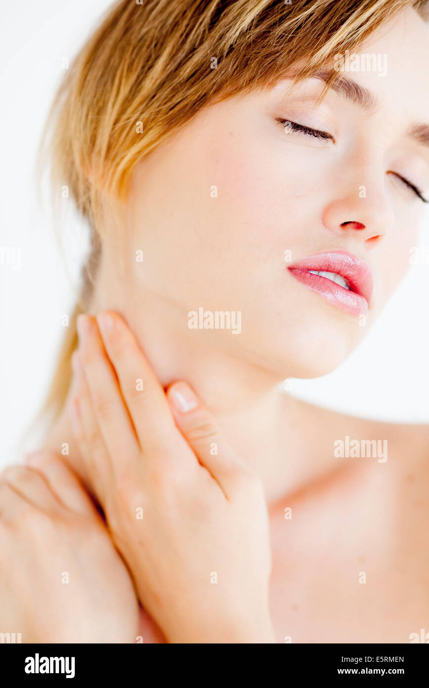 La donna che soffre di dolori al collo. Foto Stock