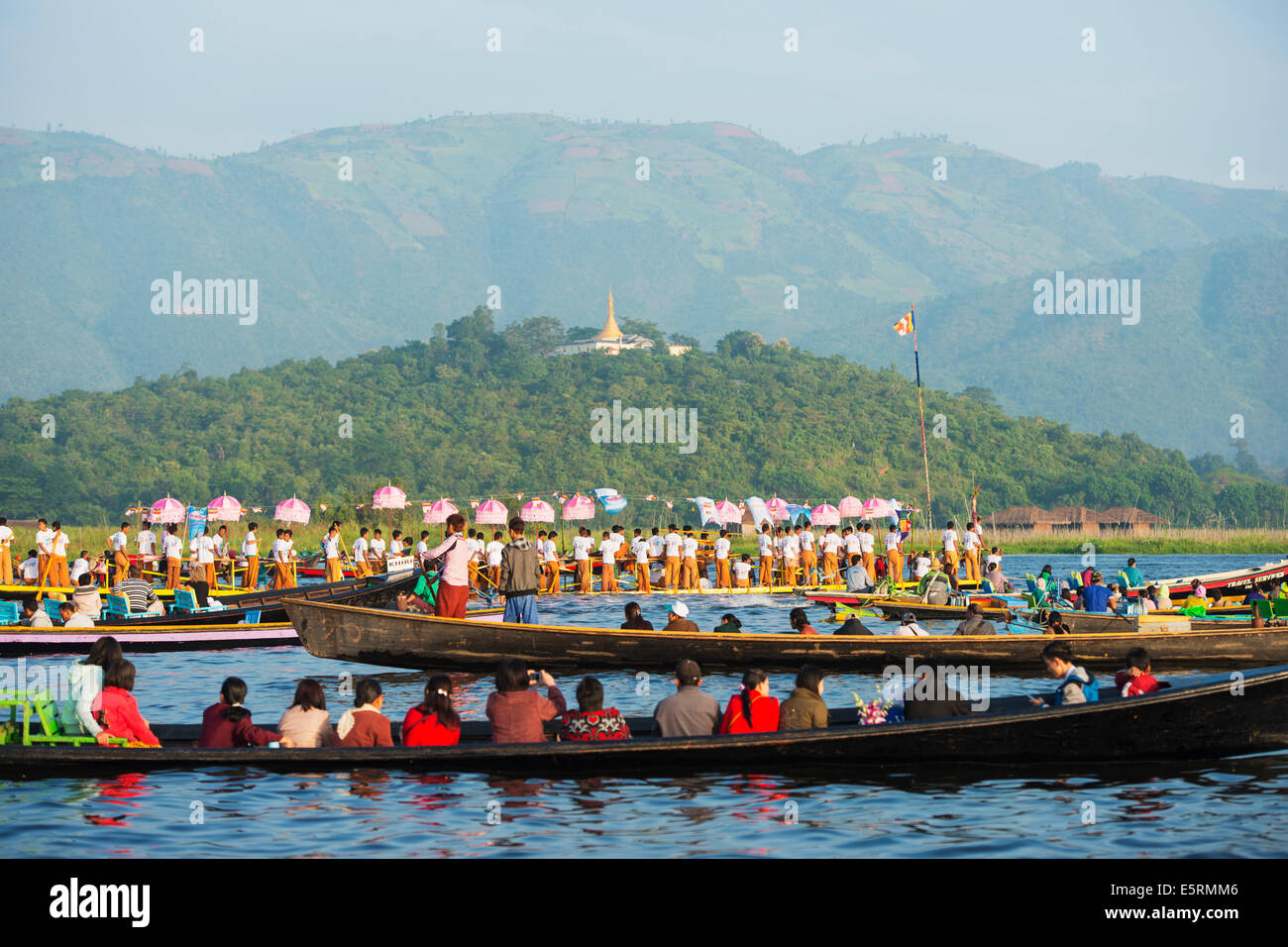 Il Sud Est Asiatico, Myanmar, stato Shan, Lago Inle, Phaung Daw Oo Pagoda Festival, barca cerimoniale Foto Stock