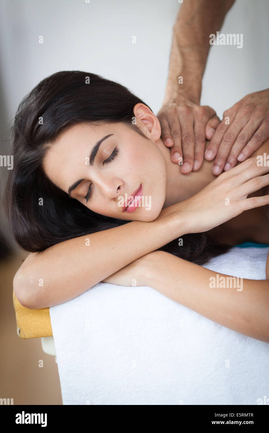 Donna ricevere un massaggio alla schiena. Foto Stock